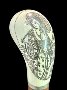 Bastone con pomolo in avorio globulare laterale con incisione raffigurante figura femminile giapponese con ombrello.