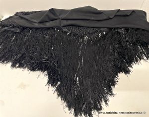 Antico e grande scialle sardo nero in lana e seta con lunghe frange annodate a macramè 