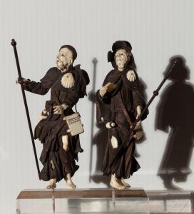 Bottega di Simon Troger (Abfaltersbach, 1683 Monaco di Baviera, 1768) Coppia di pellegrini Sculture in legno avorio e cuoio
