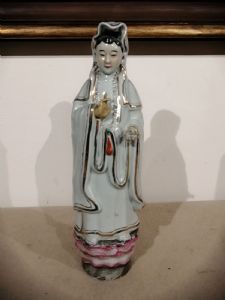 Statuetta cinese dell'800 in porcellana raffigurante divinità femminile