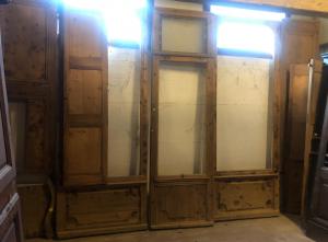 neg050 - porta da negozio in abete con vetrine e scuri laterali, epoca '800, misura totale cm L 415 x H 270